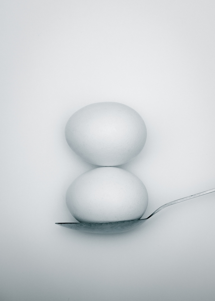 balance-spoon-breakfast-eggs